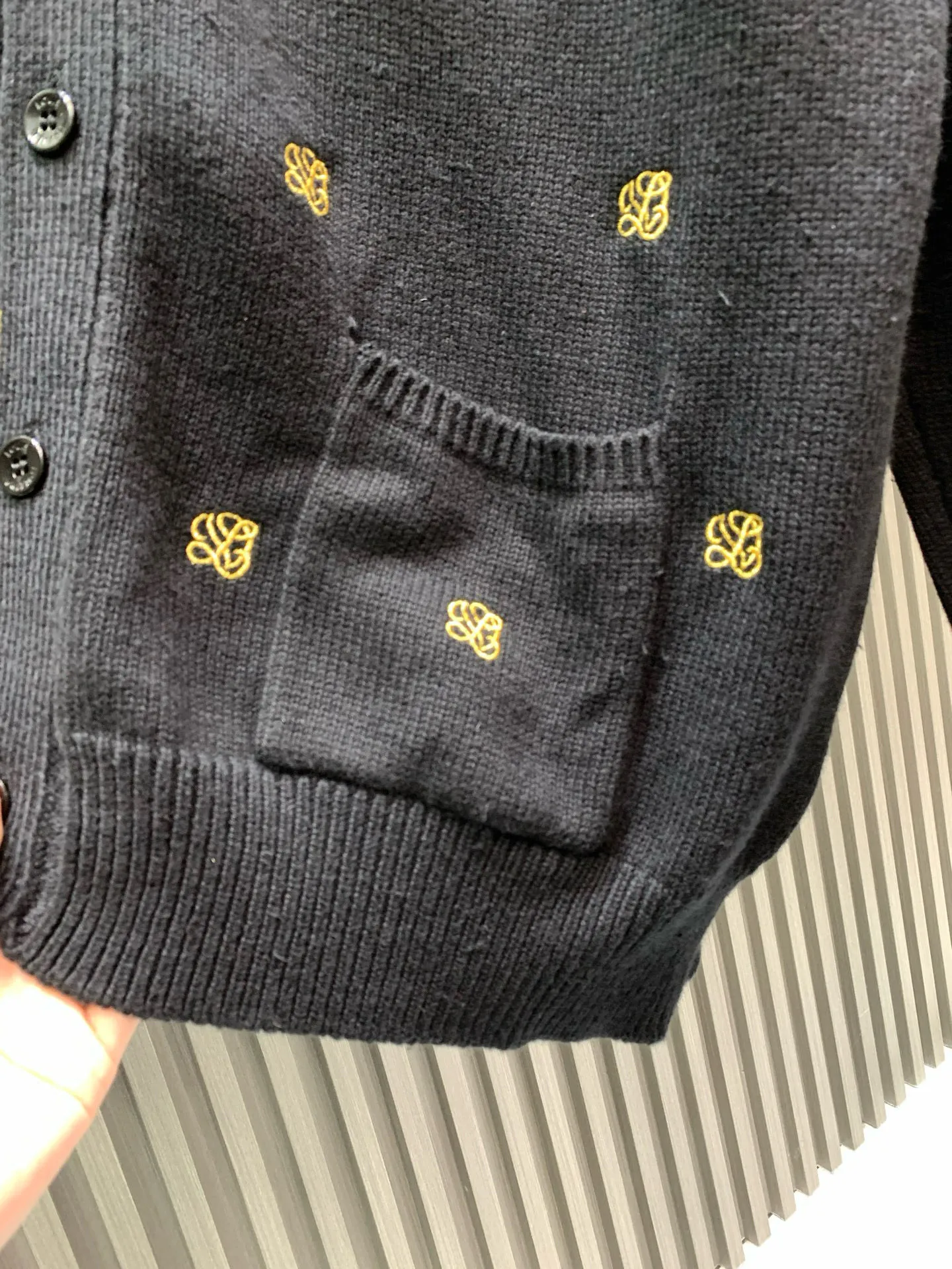🅿️500 🀄️ Louis Vuitton 1*v25 new autumn and winter full-flower printed embroidered knitted jacket. Made of 50% sheep 🐏 velvet material, so it has natural softness and comfort. It also has good hygroscopicity and breathability. Matte needle-embroidered full-flower logo. The contrasting matte embroidery thread material is used for the version to best restore the same effect as the original version. The embroidery is very fine and dense. By controlling the direction and tightness of the embroidery thread, the embroidery thread forms exquisite embroidery on the embroidery cloth. Combined with encryption processing to increase the three-dimensional effect. Use water and detergent for cleaning during the general washing process. Make the clothes softer and cleaner through gentle scrubbing and rinsing. Customized buttons. Independently develop the Feidong series of square washing wheat. Three standards are complete.